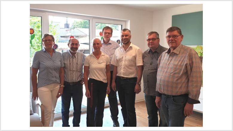 Agnes Quinders, Josef Ledda, Leiterin Doris Brückerhoff, Gerd Reinders, Bürgermeister Heiko Schmidt, Hubert Klein-Hitpaß und Fraktionsvorsitzender Josef Elsemann